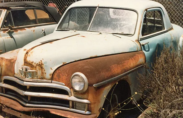 Rusty vintage abandoned car showcasing junk car removal service in Plano, TX