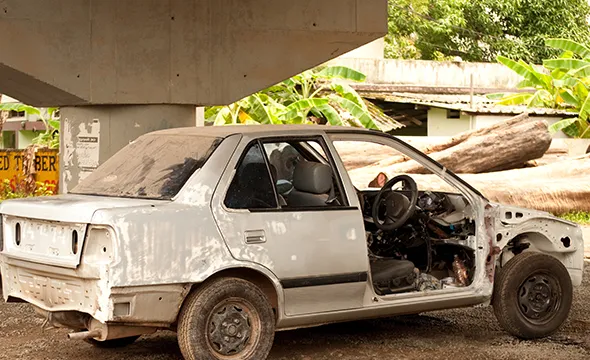 Damaged white pickup truck without doors for no title car buying service in Plano, TX